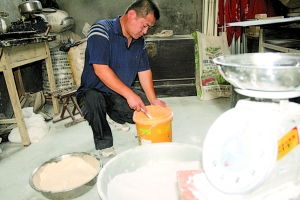 紅色奮斗與粉石灰粉 一部農(nóng)村變遷的雙重奏
